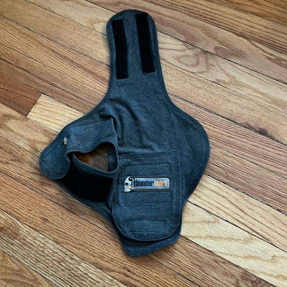 Thundershirt grey XS. Very good condition. Best money I ever spent!
